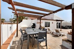 a patio with a table and chairs on a deck at Villa Malpas in San Miguel de Abona