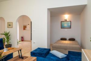 ロードス・タウンにあるMonte Smith Luxury Garden Apartment With Parkingのベッドとテーブルのあるリビングルーム