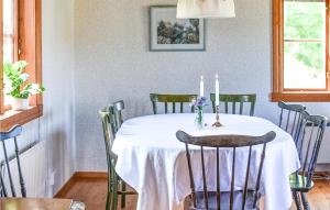 Majoituspaikan 3 Bedroom Amazing Home In Vrigstad ravintola tai vastaava paikka