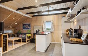 Kuchyň nebo kuchyňský kout v ubytování Nice Home In Harboøre With Sauna