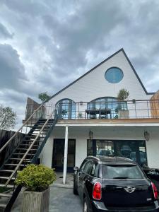 a black car parked in front of a house at Art Loft in Sint-Martens-Latem