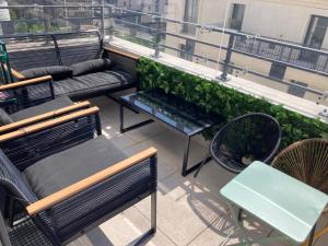 Zdjęcie z galerii obiektu Superbe apt, parking gratuit, proche ligne 13&14, idéal famille & vue Montmartre ! w mieście Saint-Ouen