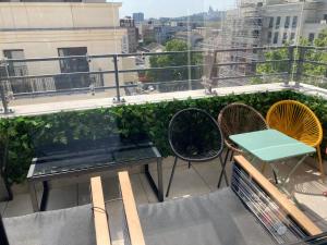 Zdjęcie z galerii obiektu Superbe apt, parking gratuit, proche ligne 13&14, idéal famille & vue Montmartre ! w mieście Saint-Ouen
