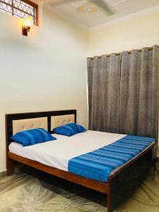 Postel nebo postele na pokoji v ubytování PAARIJAAT Homestay & Guesthouse