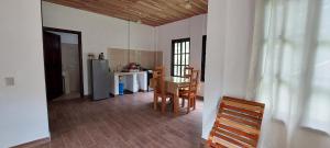 eine Küche und ein Esszimmer mit einem Tisch und Stühlen in der Unterkunft Tu Casa en la Selva Lacandona in Champa