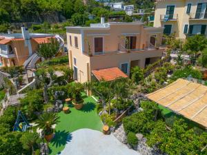 een luchtzicht op een huis met een tuin bij La Rosa - Luxury B&B in Ischia
