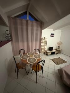 a dining room with a table and chairs in a room at Appartements: plage & commerces à 200m in Sainte-Anne