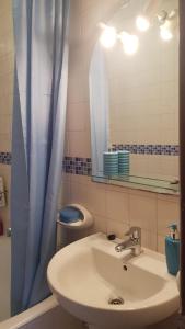 A bathroom at En Muros, céntrico, amplio, luminoso, vistas al mar