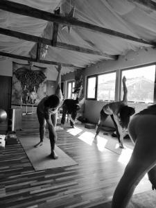 un gruppo di persone che fanno yoga in una stanza di Calla Retreat a Vezenkovo