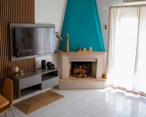sala de estar con chimenea y TV en Roussev Apartment - Coastal Gem - Anzio, en Anzio