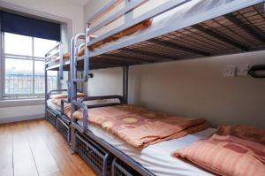 Ліжко або ліжка в номері Bru Bar & Hostel