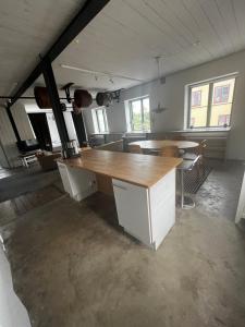 een lege kamer met een grote houten tafel en stoelen bij Visby City Apartments S:t Hansgatan in Visby