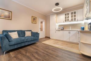 uma sala de estar com um sofá e uma cozinha em City center 2-Bedroom Apartment em Plovdiv