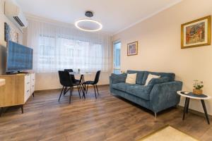 uma sala de estar com um sofá e uma mesa em City center 2-Bedroom Apartment em Plovdiv