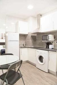 A kitchen or kitchenette at Comodo y agradable estudio en Madrid centro A5