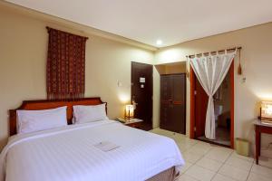 Llit o llits en una habitació de The Jayakarta Suites Komodo Flores