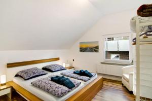 two beds in a room with a bunk bed at Villa Fokken Bootsmannsquartier in Esens