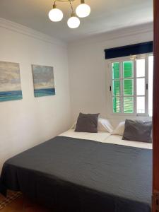 - une chambre avec un grand lit et une fenêtre dans l'établissement Casa Calderón, à Marbella