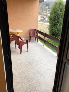 d'un balcon avec deux chaises, une table et une table. dans l'établissement Banja Koviljaca 15316, à Banja Koviljača