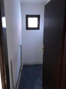 Cette chambre dispose d'une porte et d'une petite fenêtre. dans l'établissement Banja Koviljaca 15316, à Banja Koviljača