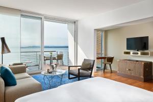 Cette chambre d'hôtel offre une vue sur l'océan. dans l'établissement Hotel Palafitte, à Neuchâtel
