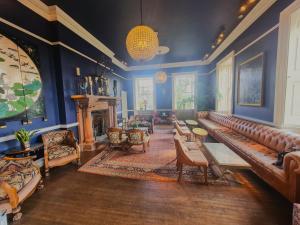 Newton Hall في Chathill: غرفة معيشة مع أريكة ومدفأة