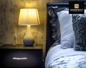 バーミンガムにあるElite residence Skyline By Your Perfect Stay Short Lets Birminghamのベッド横の灯り