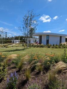 ein weißes Haus mit Blumen im Hof in der Unterkunft Retiro Costiña Wellness&villas in Santa Comba