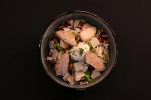 un tazón de comida con carne y verduras. en Aloft Strasbourg Etoile en Estrasburgo