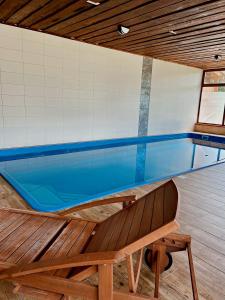- une piscine dans un bâtiment doté de parquet dans l'établissement Penzión Driečna, à Havaj