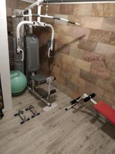 einen Fitnessraum mit zwei Trainingsgeräten in einem Zimmer in der Unterkunft LA PLAGNE MONTALBERT Chalet - fitness - wifi 