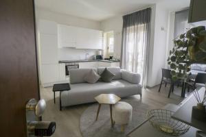 a living room with a couch and a kitchen at 2 Bed Apartment Sleeps 4 - En-Suite Bath -Tv -WiFi in Asti
