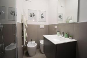 a bathroom with a sink and a toilet and a mirror at 2 Bed Apartment Sleeps 4 - En-Suite Bath -Tv -WiFi in Asti