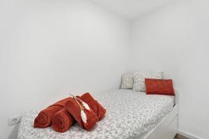1 dormitorio con 1 cama con toallas en Salitre en Tejina