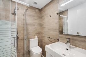 een badkamer met een toilet, een wastafel en een douche bij Salitre in Tejina