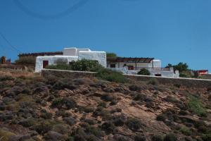 una casa in cima a una collina con cespugli di Orania, heaven in Mykonos ad Agios Sostis Mykonos