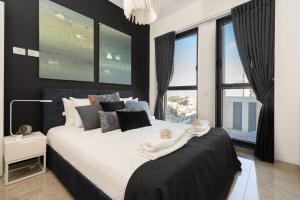 Gulta vai gultas numurā naktsmītnē Luxury and stylish apartment in Jerusalem