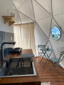 Camera con tenda, tavolo e sedie. di PRANA hOMe a San Carlos