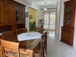 ein Esszimmer mit einem Holztisch und Stühlen in der Unterkunft Casa Anna in Portoferraio