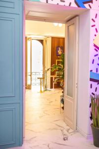 um corredor com uma porta azul e uma planta em Santa House em Nápoles