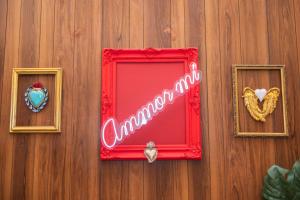 una señal roja en una pared de madera con dos espejos en The plays en Nápoles