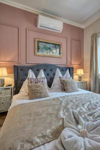 Postel nebo postele na pokoji v ubytování The Doors Boutique Apartments + 83 fotografií