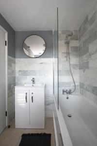 y baño con lavabo blanco y ducha. en Accommodation at Salomons Estate, en Royal Tunbridge Wells