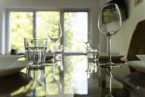 a group of wine glasses sitting on a table at Top Ausstattung Netflix WLAN City Central Station in Krefeld