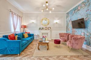 TV a/nebo společenská místnost v ubytování The Doors Boutique Apartments