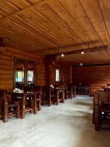 une salle à manger avec des tables et des chaises en bois dans l'établissement Penzión Driečna, à Havaj
