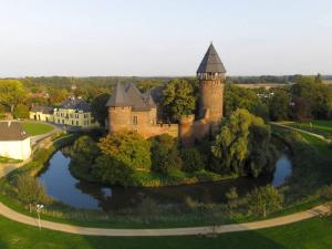 een luchtzicht op een kasteel en een rivier bij Top Ausstattung Netflix WLAN City Central Station in Krefeld