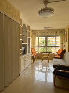 ein Wohnzimmer mit einem Sofa und einem TV in der Unterkunft Apartamento BuenasVistas in Algarrobo-Costa