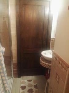 baño con ducha y lavabo y puerta de madera en Loving Hearts en Ortona