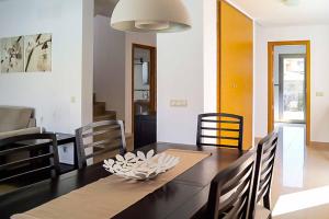 une salle à manger avec une table et des chaises dans l'établissement Villa Opal, à Cala'n Bosch